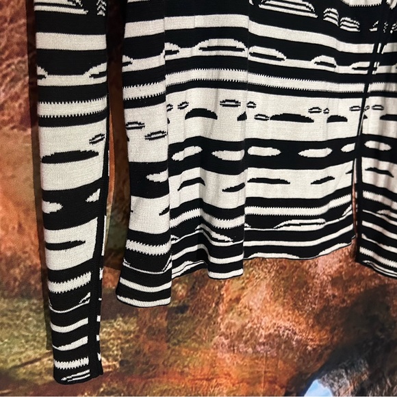 Silk blend Black & White pull-over sweater by Carlisle - Picture 6 of 7